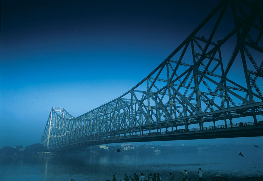 12_bridge.kolkata.malaysiaairlines.leobunett.color.blue.india.jpg